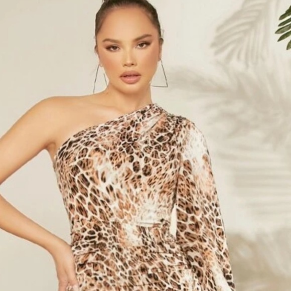 Gold Tone Geometric Earrings, beautiful Earrings, cute Earrings - Picture 3 of 3